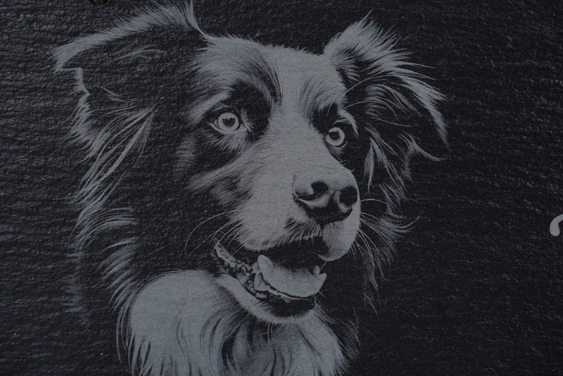 „Hier wache ich“ Schieferschild mit Gravur – Haustier Türschild für Hundehalter - RJC - Circle