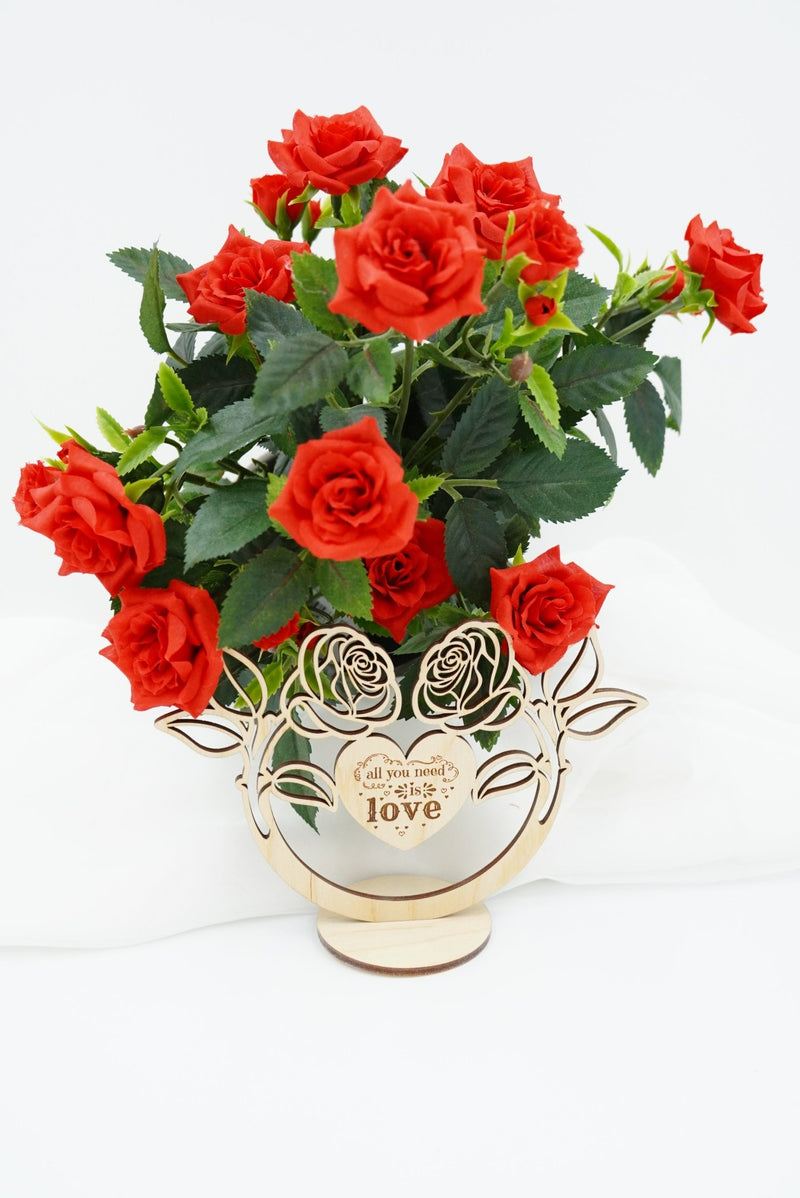 Valentin-Hochzeit-Aufsteller aus Holz mit Rosenbogen und Herz – graviert und gefertigt in Niederbayern