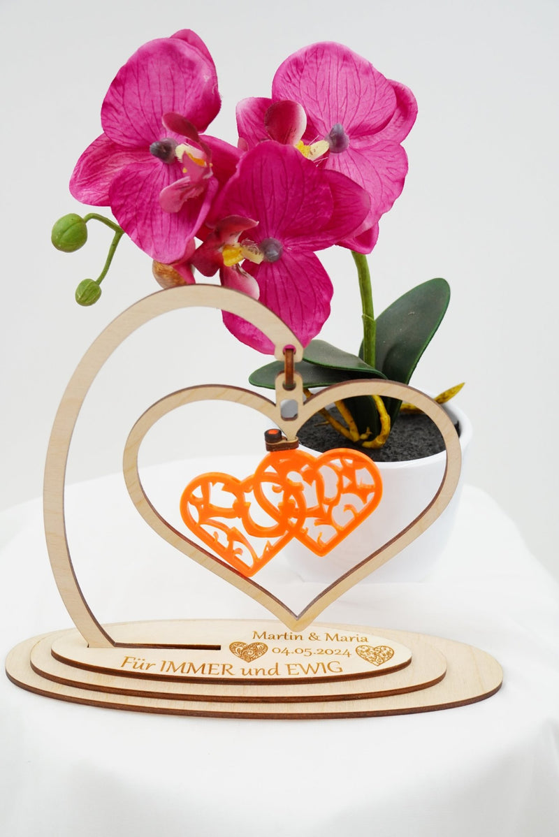 Holz-Aufsteller mit drehbarem Herz und Gravur, gefertigt in Niederbayern