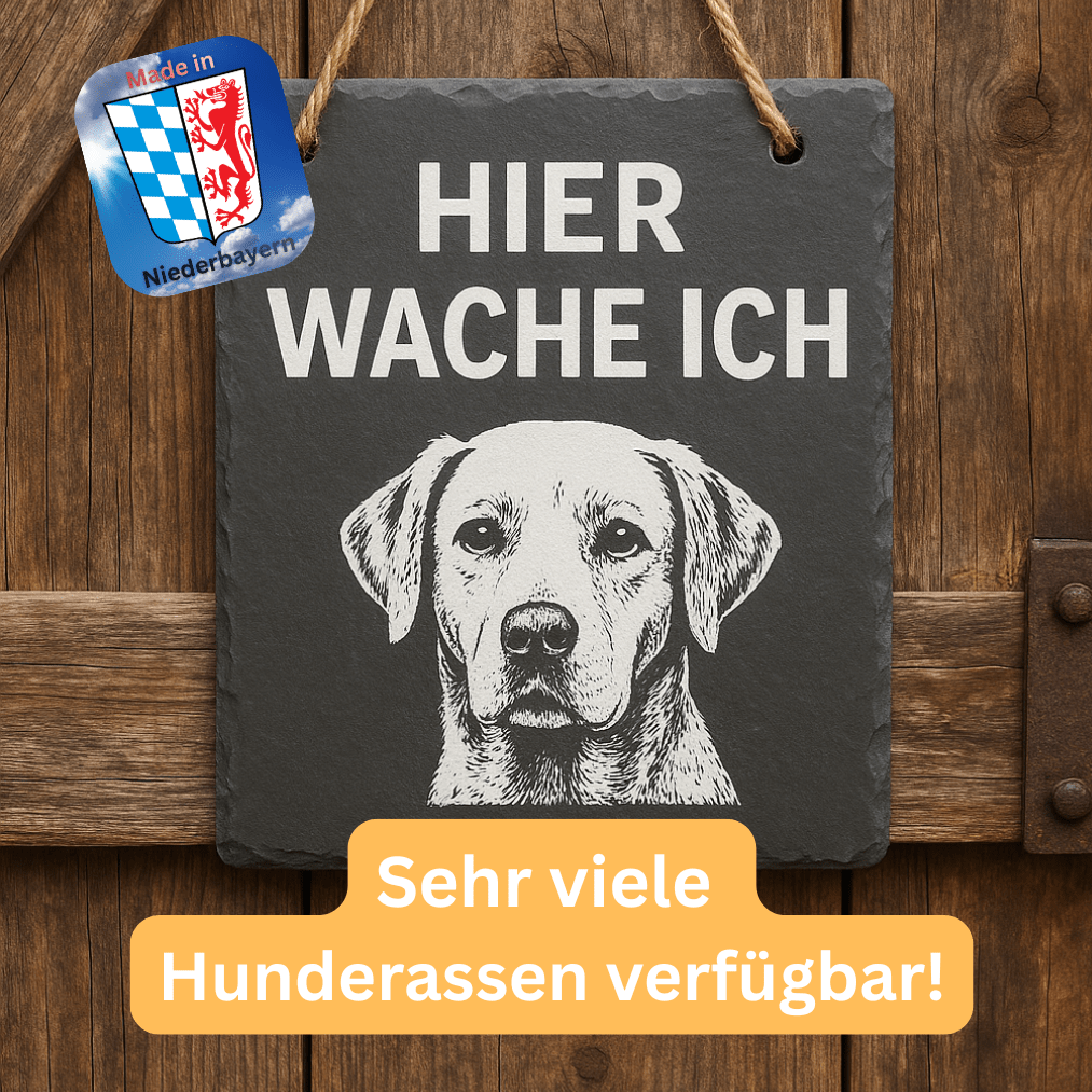 Türschild „Hier wache ich“ aus Schiefer – lasergraviert, humorvoll & langlebig, regional gefertigt in Niederbayern. Dekoratives Schild für Hundebesitzer.