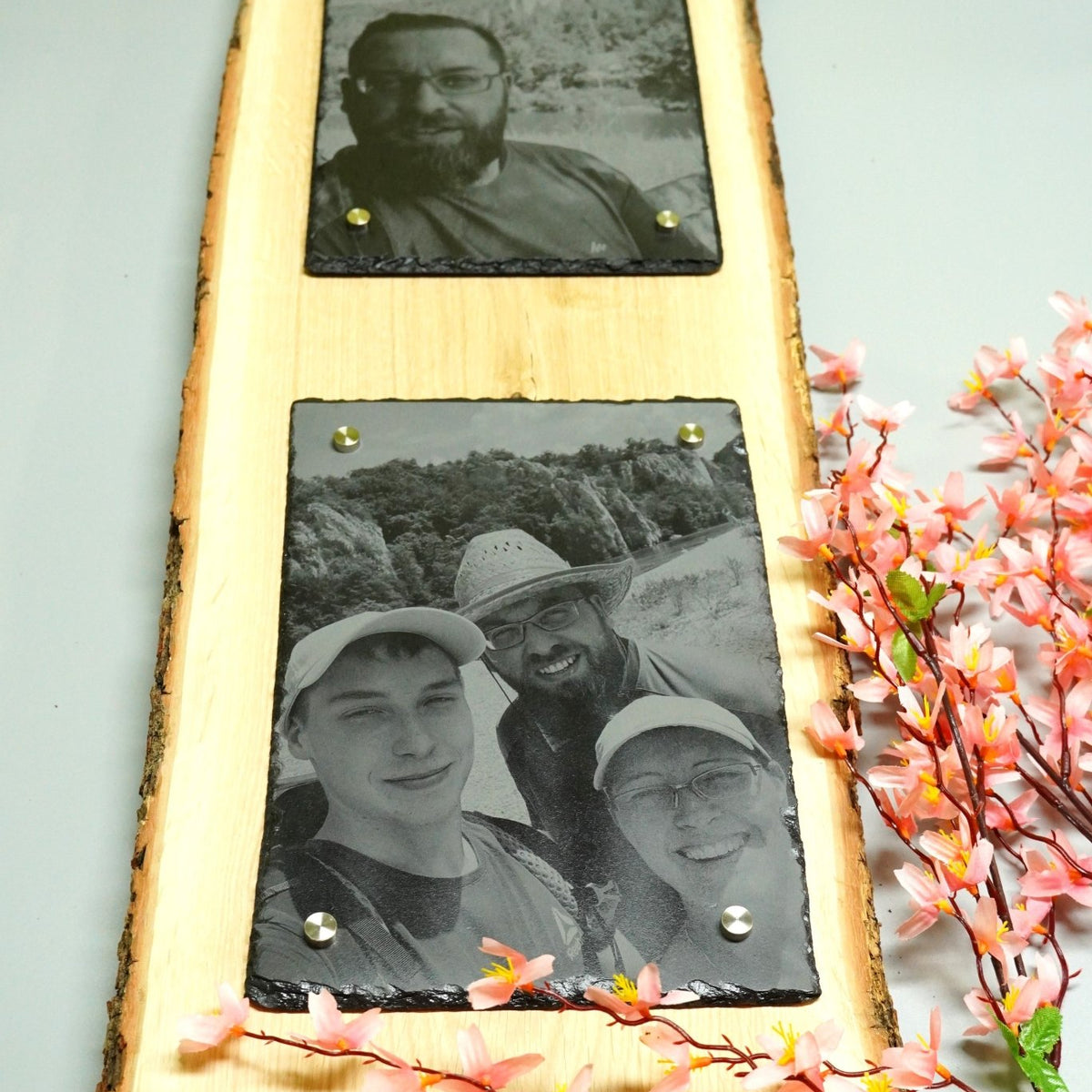 Individuelle Fotogravur auf Schieferplatte ca. 2 x 20*30 cm mit rustikaler Holzschwarte hochkant – Dein Foto als Kunstwerk - RJC - Circle