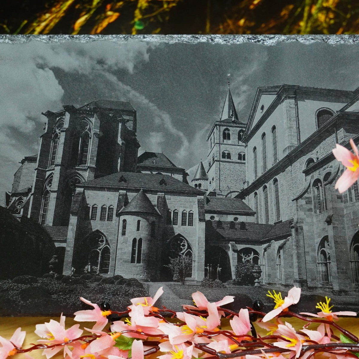 Individuelle Fotogravur auf Schieferplatte ca. 20*20 cm + 2 x 30*20 cm mit rustikaler Holzschwarte längs – Dein Foto als Kunstwerk - RJC - Circle
