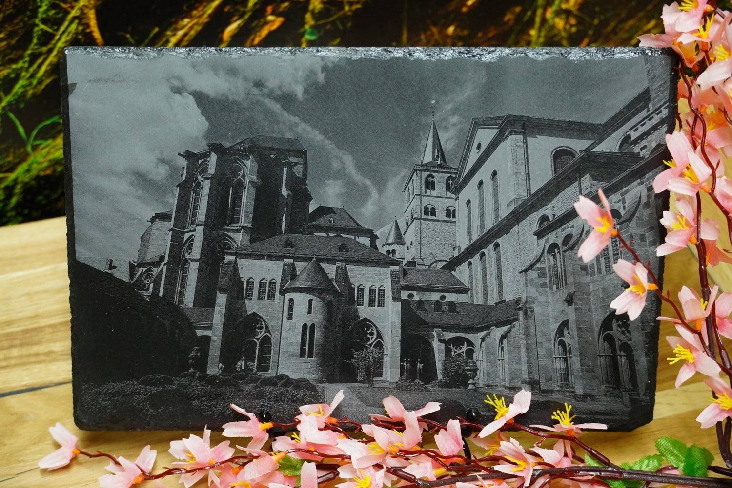 Individuelle Fotogravur auf Schieferplatte ca. 20*20 cm + 2 x 30*20 cm mit rustikaler Holzschwarte längs – Dein Foto als Kunstwerk - RJC - Circle