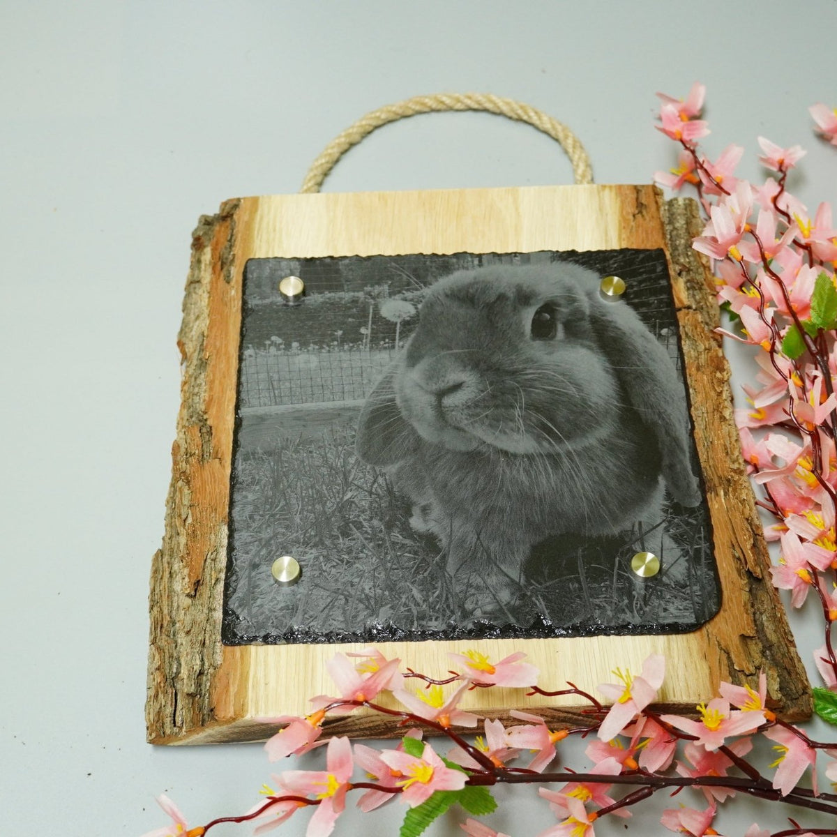 Individuelle Fotogravur auf Schieferplatte ca. 20*20 cm mit rustikaler Holzschwarte hochkant – Dein Foto als Kunstwerk - RJC - Circle