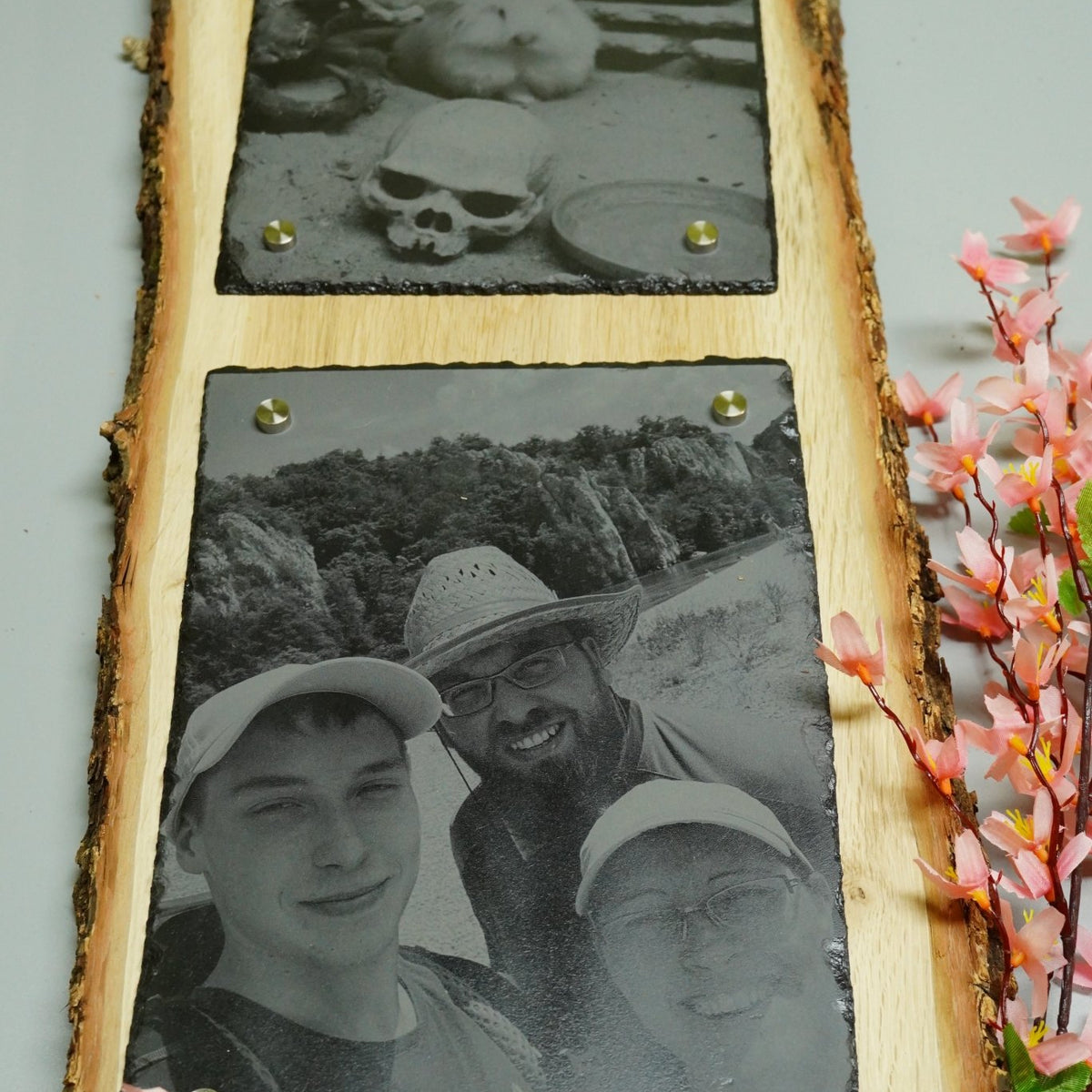 Individuelle Fotogravur auf Schieferplatte ca. 20*30 cm + 20*20 cm mit rustikaler Holzschwarte hochkant – Dein Foto als Kunstwerk - RJC - Circle