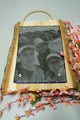 Individuelle Fotogravur auf Schieferplatte ca. 20*30 cm mit rustikaler Holzschwarte hochkant – Dein Foto als Kunstwerk - RJC - Circle
