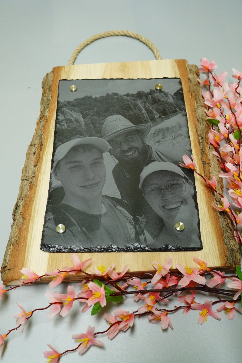 Individuelle Fotogravur auf Schieferplatte ca. 20*30 cm mit rustikaler Holzschwarte hochkant – Dein Foto als Kunstwerk - RJC - Circle