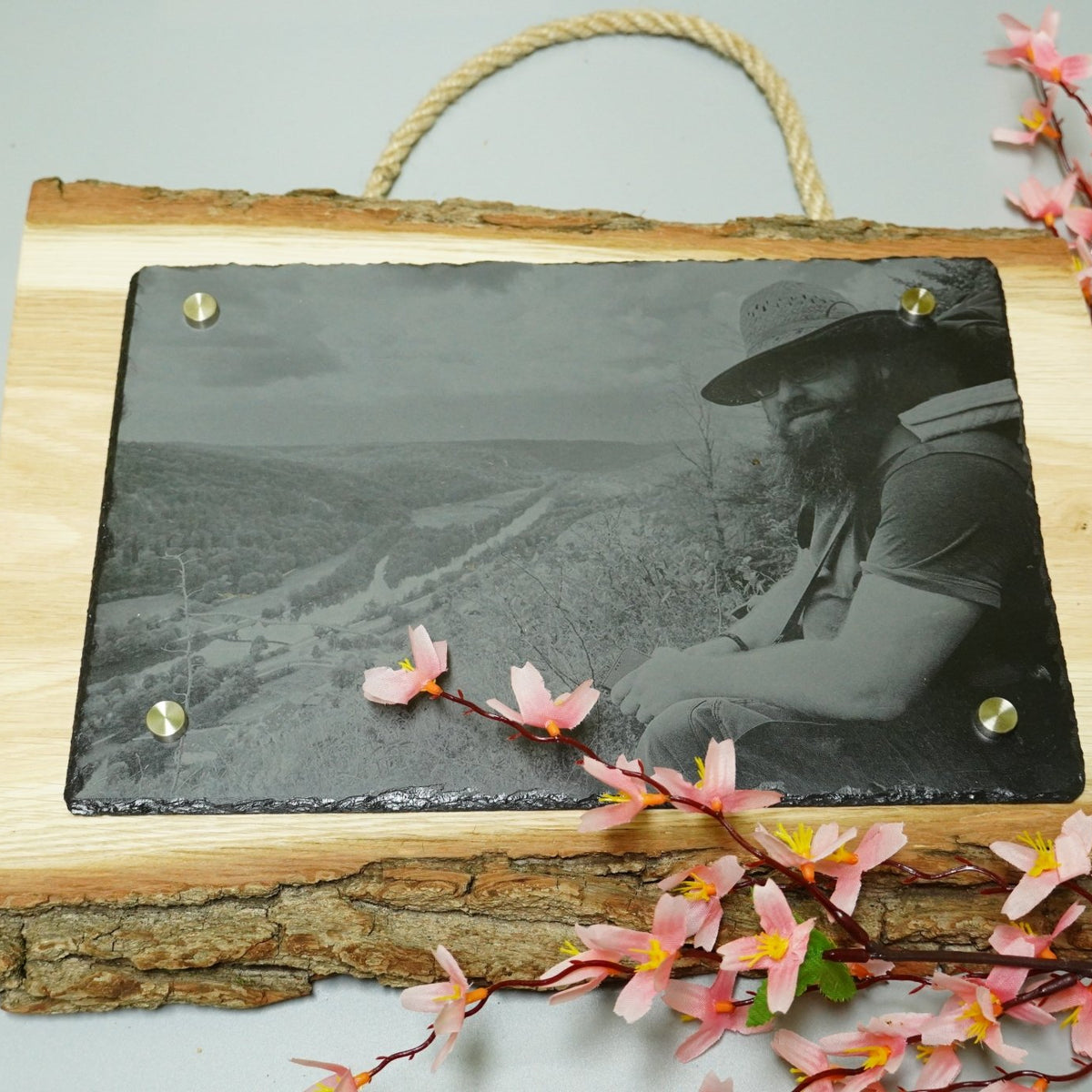 Individuelle Fotogravur auf Schieferplatte ca. 30*20cm mit rustikaler Holzschwarte längst – Dein Foto als Kunstwerk - RJC - Circle