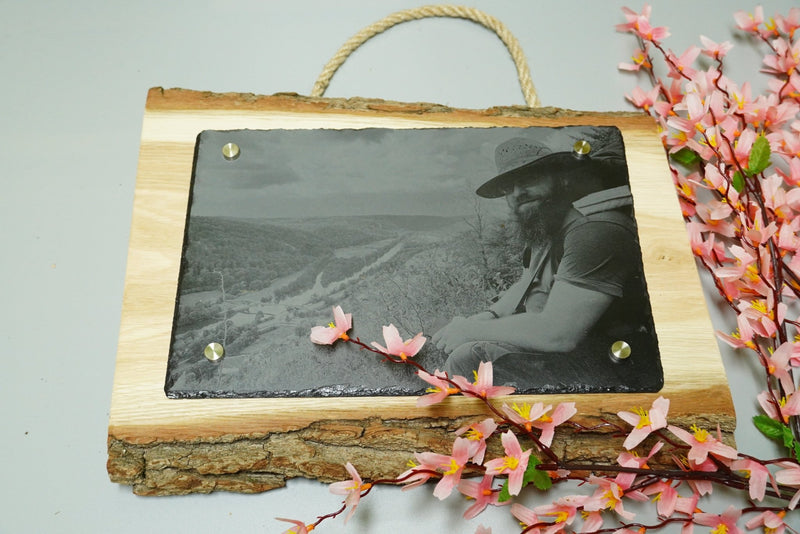 Individuelle Fotogravur auf Schieferplatte ca. 30*20cm mit rustikaler Holzschwarte längst – Dein Foto als Kunstwerk - RJC - Circle