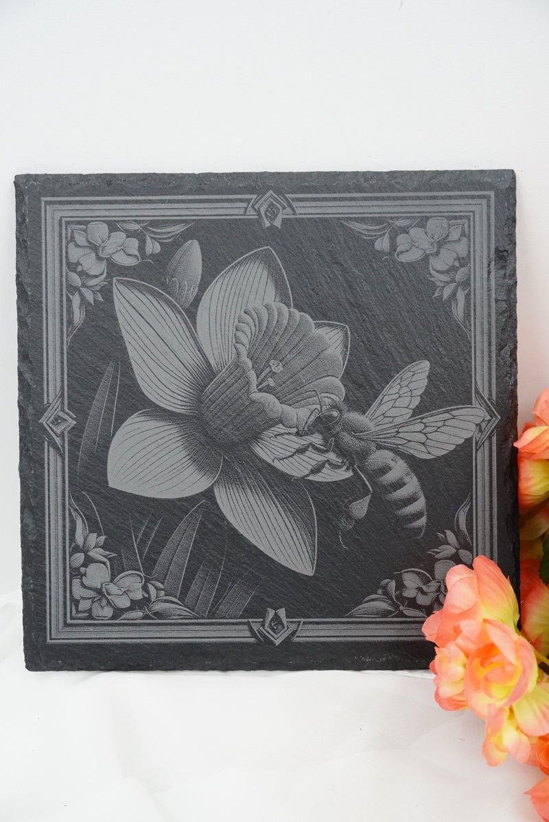 Schieferplatte mit Gravur "Biene auf Narzisse", personalisiert mit Wunschtext, handveredelt in Niederbayern, Made in Germany