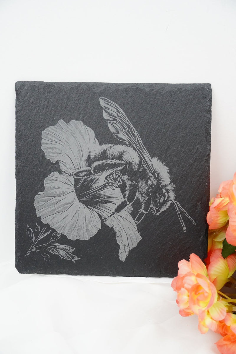 Schieferplatte mit Lasergravur „Honigbiene auf Hibiskus“, personalisierbar, handgefertigt in Niederbayern