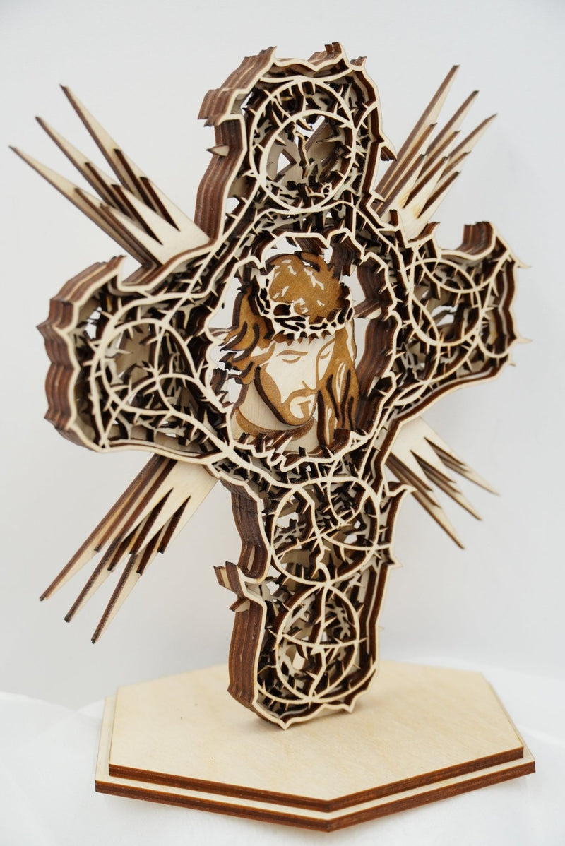 Holzaufsteller Kreuz Jesus mit Dornenoptik, personalisierbar, handgefertigt in Niederbayern