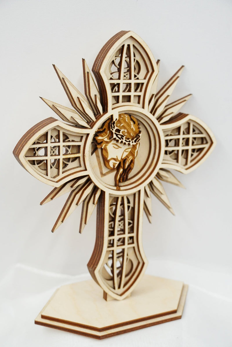 Holzaufsteller Kreuz Jesus mit Lichtstrahlspitzen, personalisierbar, handgefertigt in Niederbayern