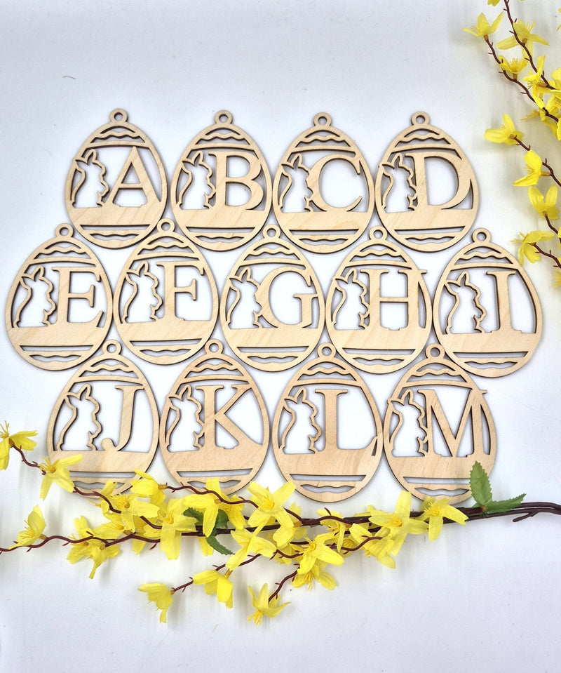 Osterhase Anhänger aus Birken-/Lindensperrholz, personalisierbar mit Buchstaben A–M, Lasergravur, handgefertigt in Niederbayern