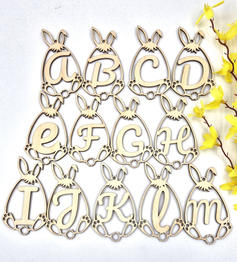 Osteranhänger Hase mit Buchstabe aus Holz, Lasergravur, gefertigt in Niederbayern