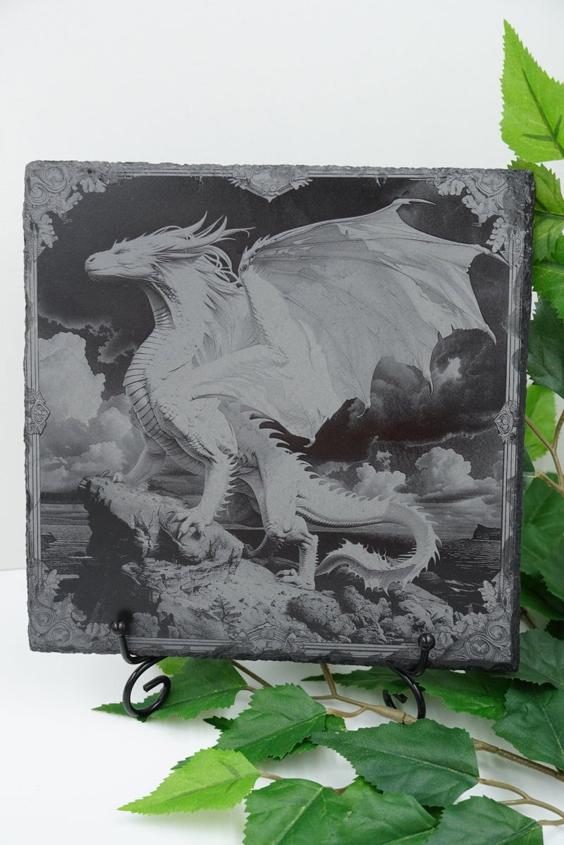 Schiefer-Untersetzer Drache auf Felsen mit Lasergravur, personalisierbar, gefertigt in Niederbayern