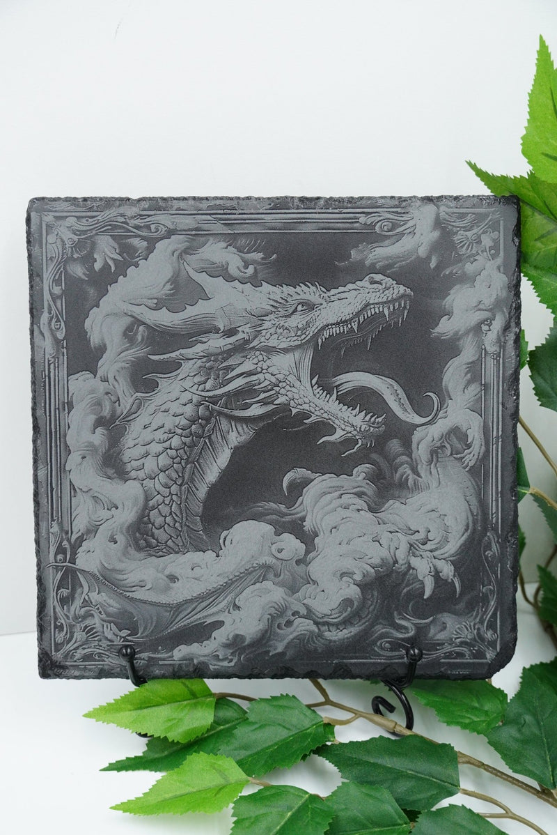 Schiefer-Untersetzer Drachenkopf in Wolken, personalisierbar, Lasergravur aus Niederbayern