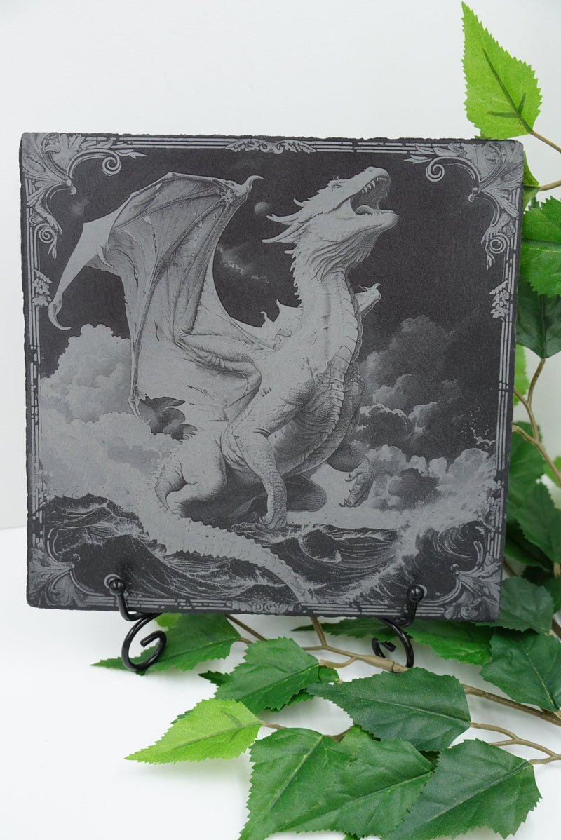 Personalisierbarer Schiefer-Untersetzer Drache im Meer mit Lasergravur, handgefertigt in Niederbayern, nachhaltige Deko Made in Germany