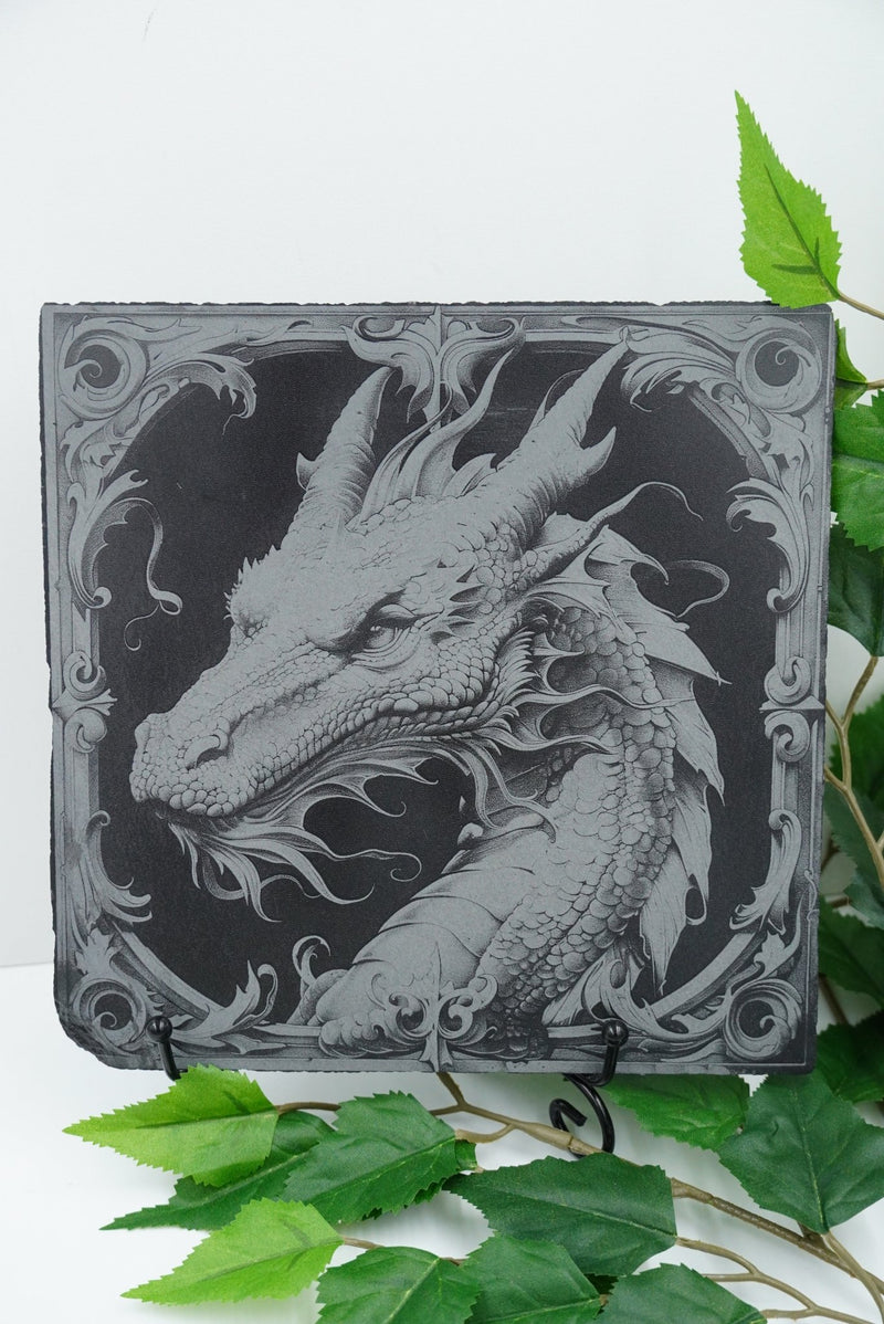 Schiefer-Untersetzer mit Drachenkopf und Ornament, personalisierbar, gefertigt in Niederbayern