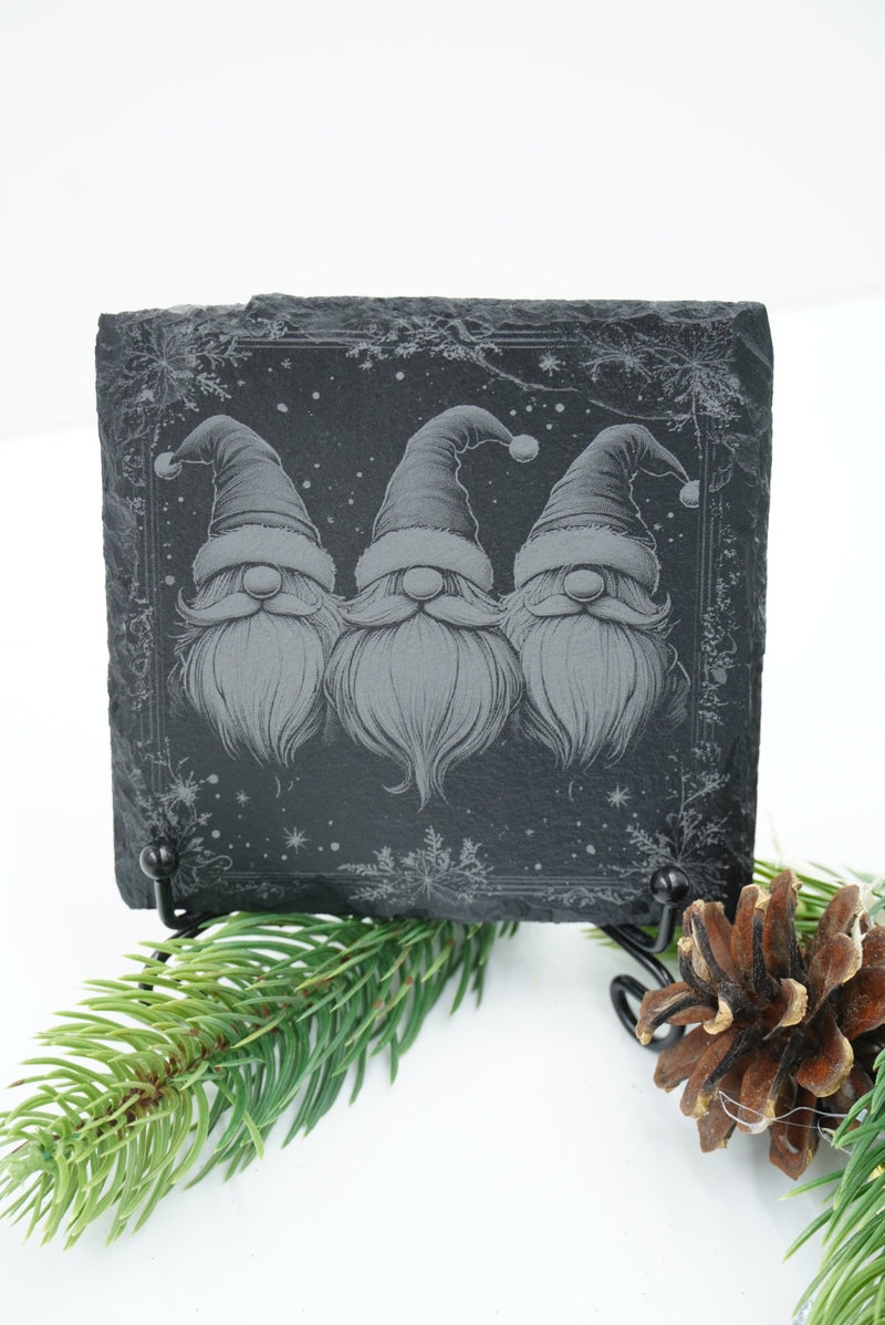 Schieferplatte Drei Wichtel mit Lasergravur, regional gefertigt in Niederbayern