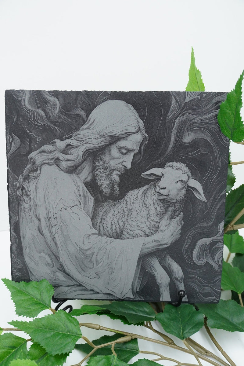 Jesus mit Lamm auf Arm – Lasergravur auf Schieferplatte aus Niederbayern