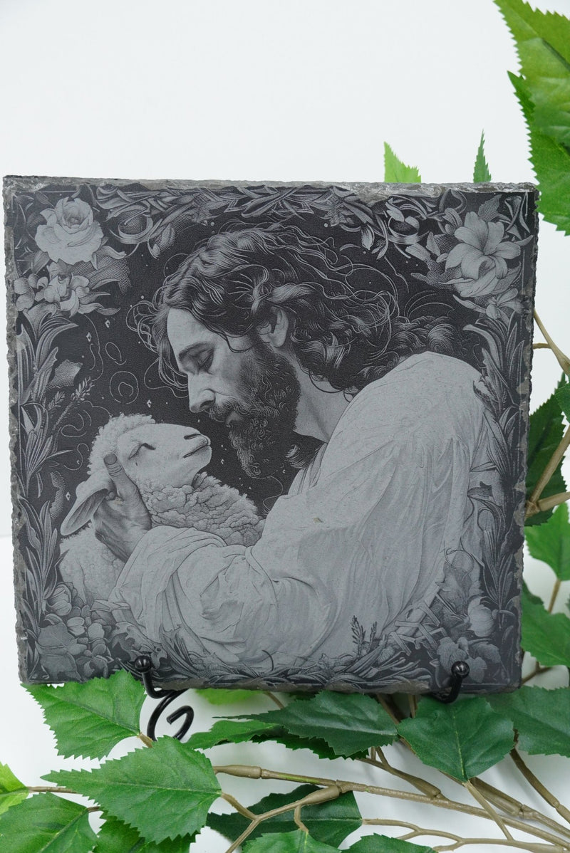 Jesus mit Lamm und Blumenornament – Lasergravur auf Schieferplatte, gefertigt in Niederbayern