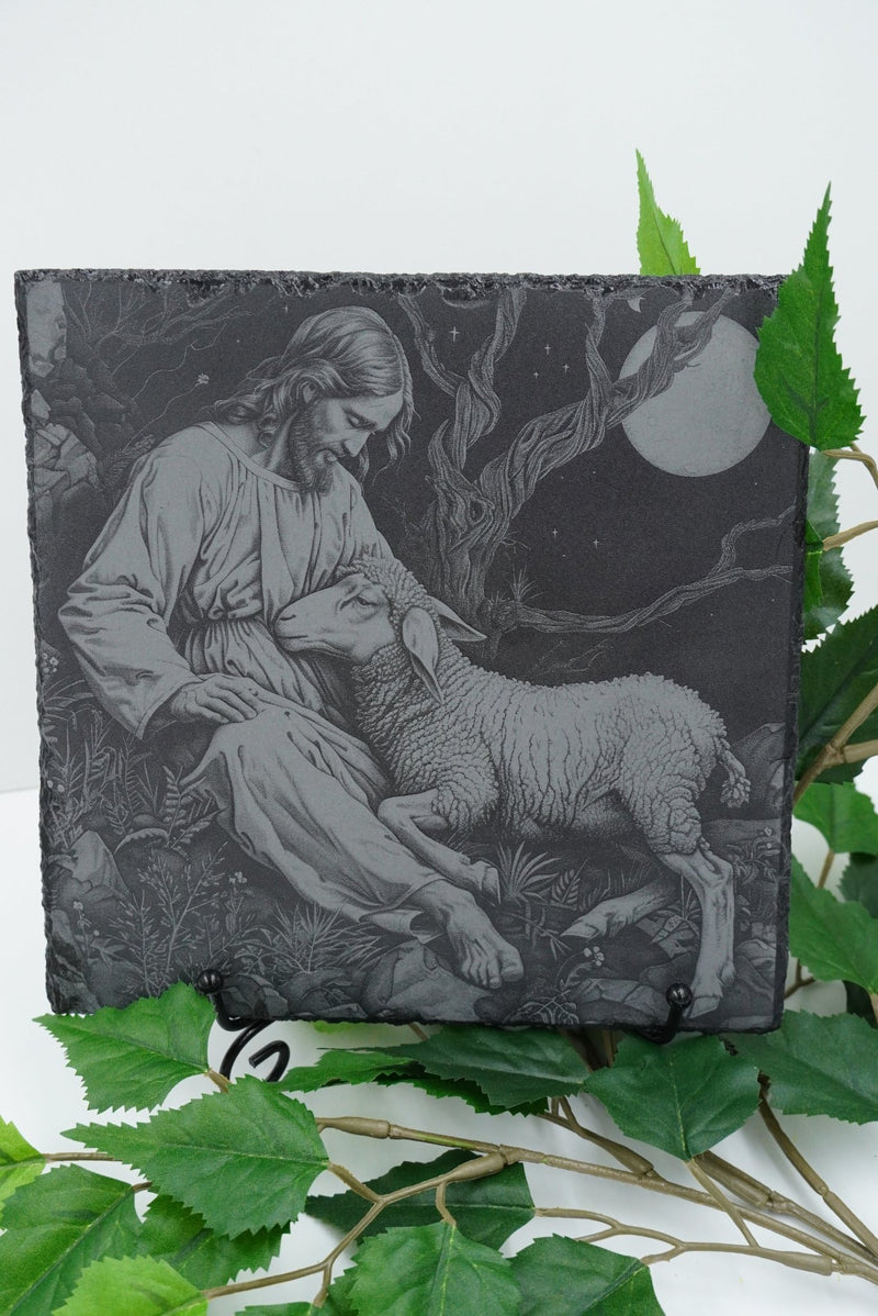 Jesus mit Schaf – Lasergravur auf Schieferplatte, gefertigt in Niederbayern