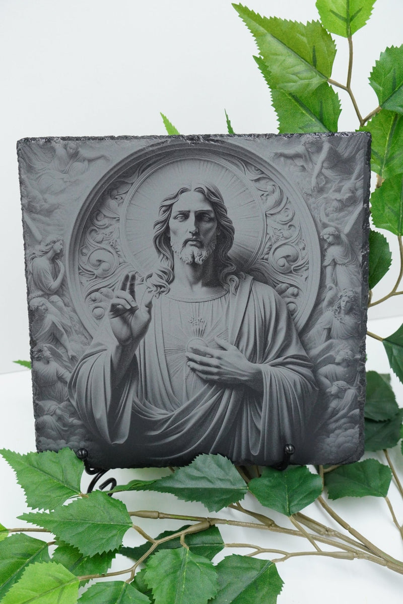 Edle Schieferplatte mit Jesusmotiv als Lasergravur. Regionale Handwerkskunst aus Niederbayern – einzigartig, personalisierbar, Made in Germany.