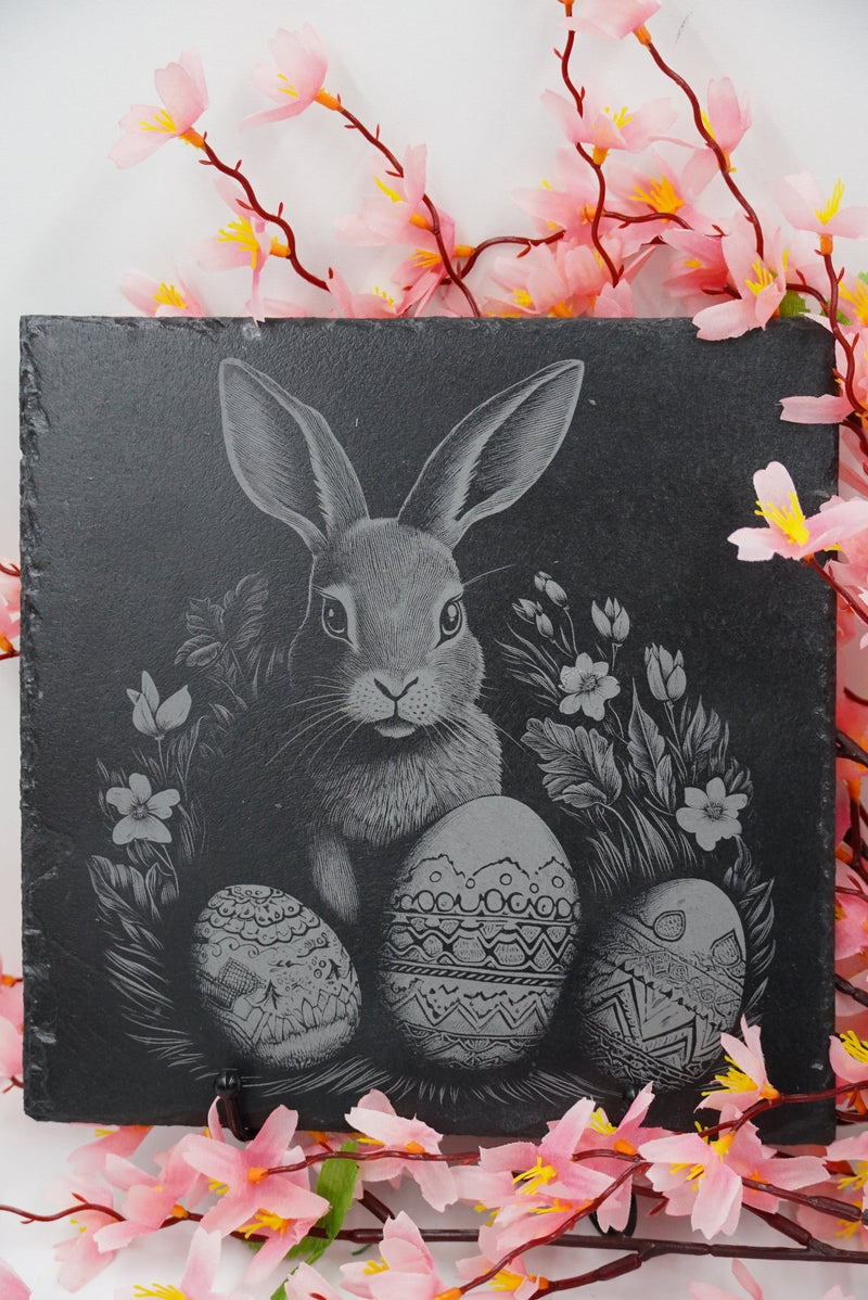 Schieferplatte „Osterhase im Nest“ mit personalisierbarer Lasergravur, Made in Niederbayern