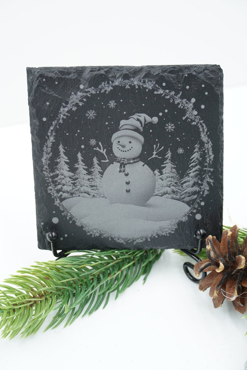 Schieferplatte Schneemann mit Tannen, Lasergravur, lokal gefertigt in Niederbayern