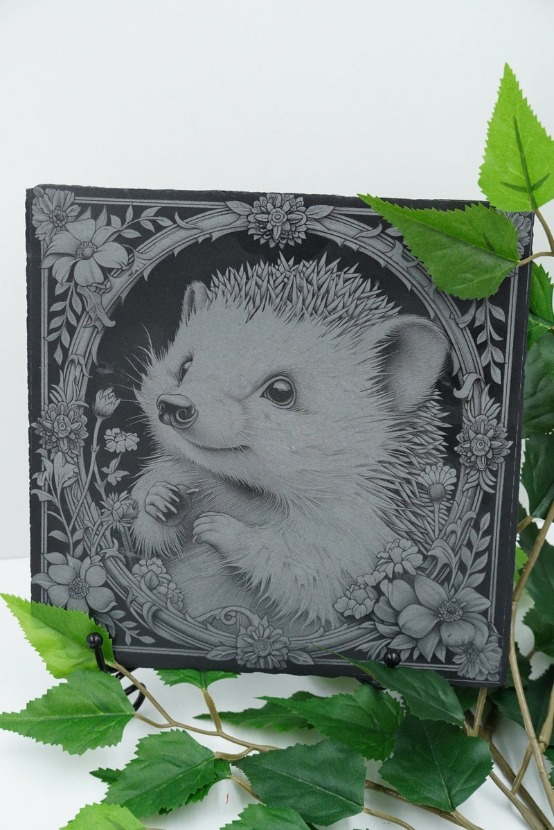 Schieferplatte „Igel auf Blumenbett“ mit personalisierbarer Lasergravur, Made in Niederbayern