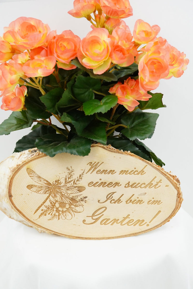 Gartenschild aus Birkenscheibe mit Gravur „Wenn mich einer sucht – Ich bin im Garten“, handgefertigt in Niederbayern