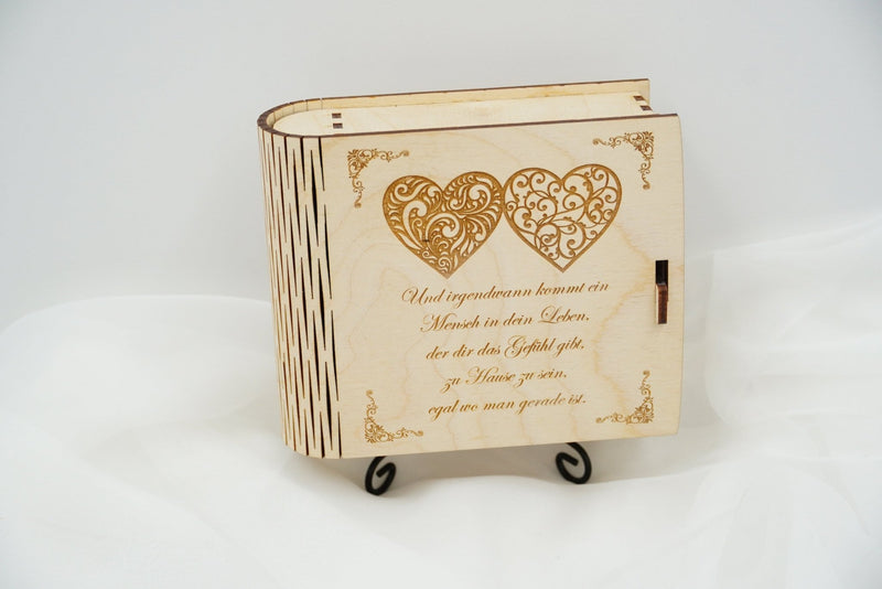Personalisierbare Geschenkbox in Buchform aus Holz für Hochzeit  und Valentin mit Lasergravur, lokal gefertigt in Niederbayern