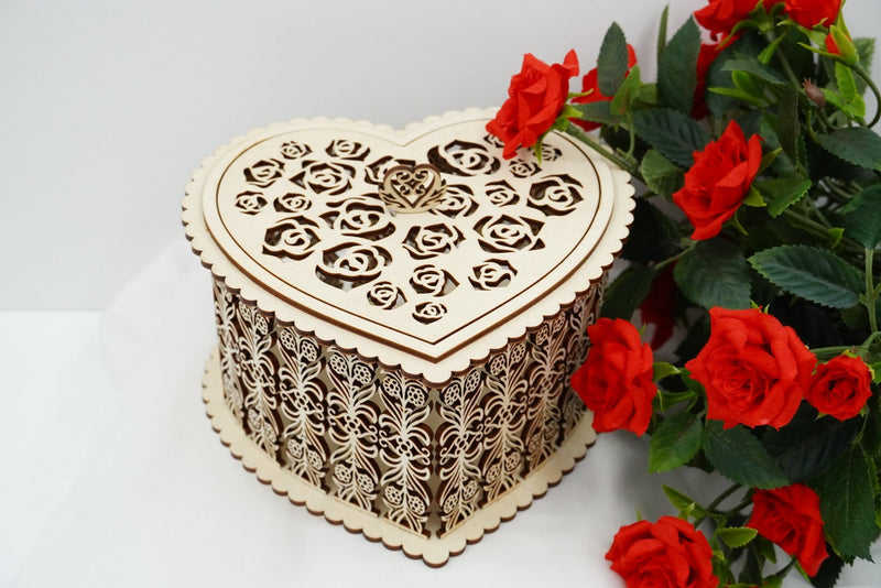 Geschenkbox mit Rosenornamentdeckel aus Holz, filigran gelasert, Geschenkidee für Hochzeit oder Valentinstag, regional gefertigt in Niederbayern