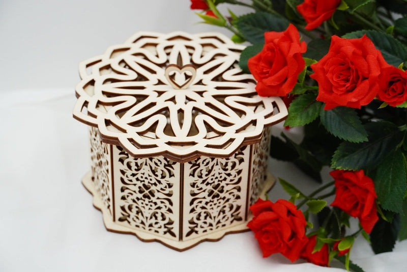 Geschenkbox im Kleeblattdesign aus Holz, filigran gelasert, Geschenkidee für Hochzeit, Valentinstag oder Geburtstag, regional gefertigt in Niederbayern