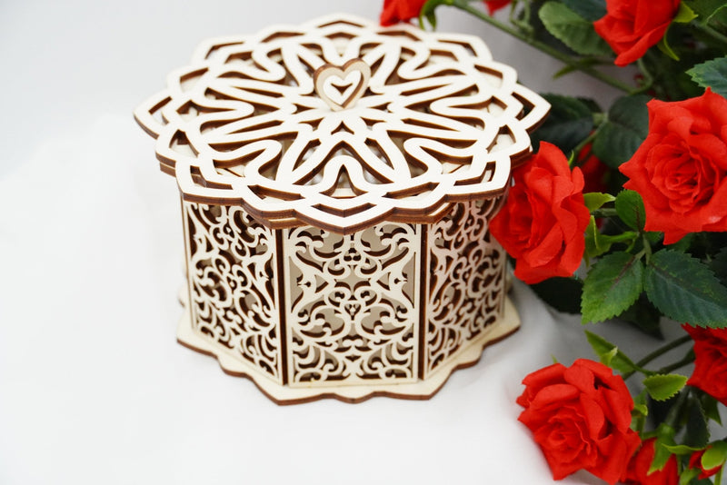 Geschenkbox aus Holz mit Herz und Rankenmotiv, filigran gelasert, Geschenkidee für Hochzeit, Geburtstag oder Valentinstag, gefertigt in Niederbayern