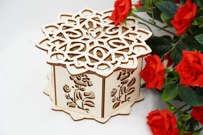 Geschenkbox aus Holz im Rosendesign, filigran gelasert, Geschenkidee für Hochzeit, Geburtstag oder Valentinstag, gefertigt in Niederbayern