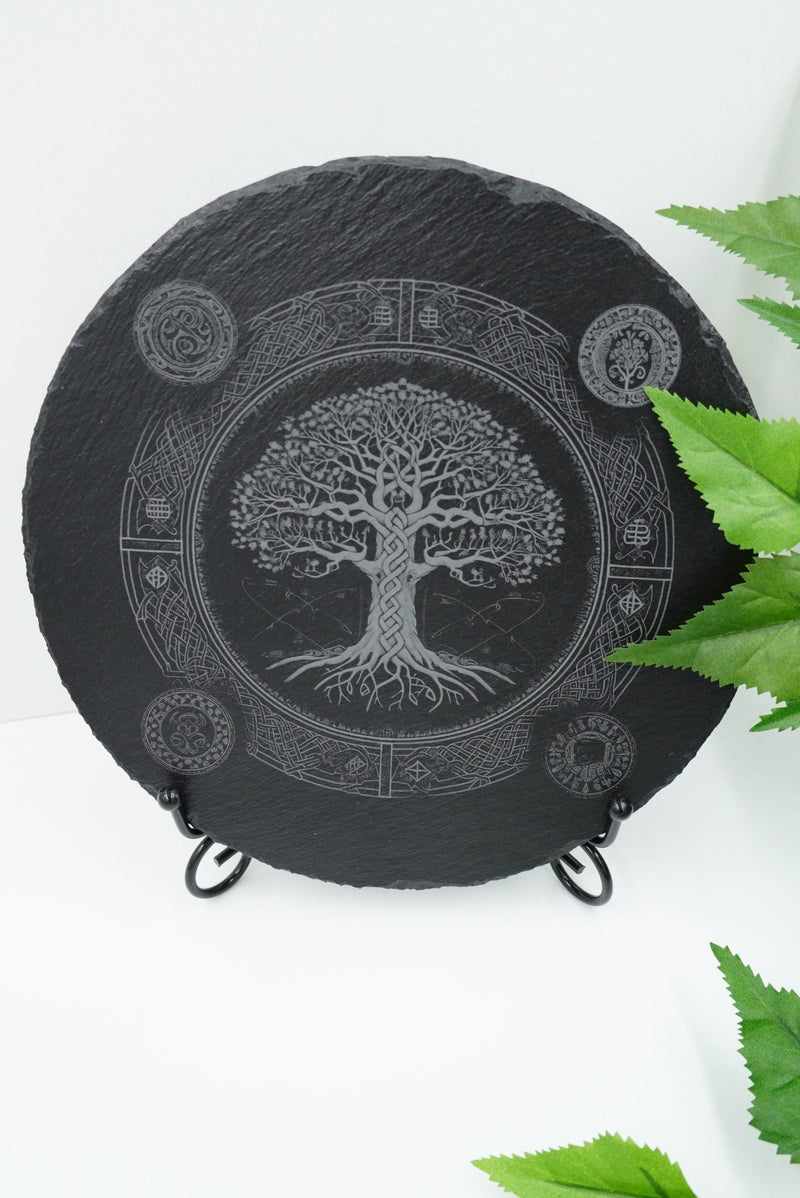 Schiefer-Untersetzer mit Yggdrasil-Motiv und Gravur, handgefertigt in Niederbayern