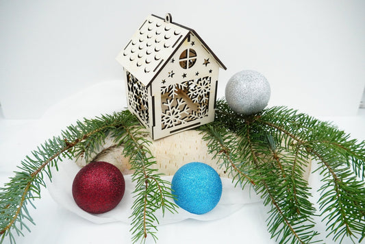 Weihnachtshaus aus Holz mit feiner Lasergravur von RJC-Circle aus Niederbayern Schneeflocke